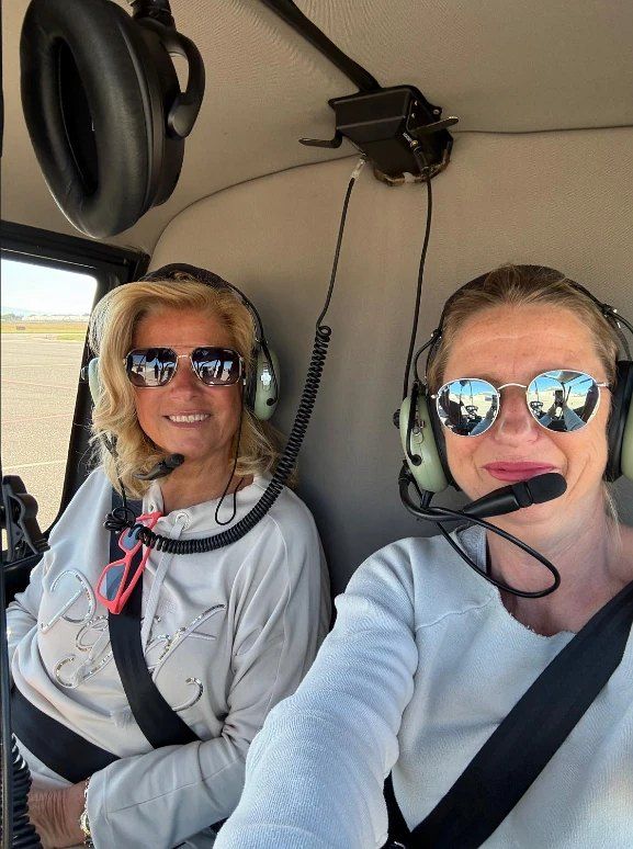 Zwei Frauen mit Headsets im Helikopter vor dem Start auf Mallorca